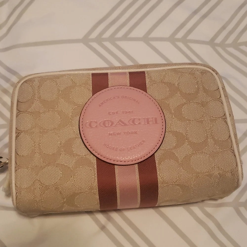 NWT Coach cosmetic bad - Picture 1 of 8